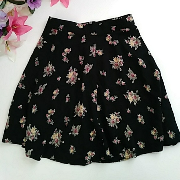 Sostanza Dresses & Skirts - Sostanza Flare Flower Skirt!